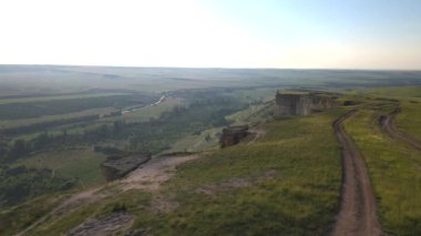 Kırım 'daki beyaz kayanın videosu. Yarımadanın etrafını dolaş. Ukrayna. Bir uçurum. Güzel dağlar. Dağ manzarası 4K. Yaz doğası. Kırım. Bir kuadrokopterin videosu. Hava videosu
