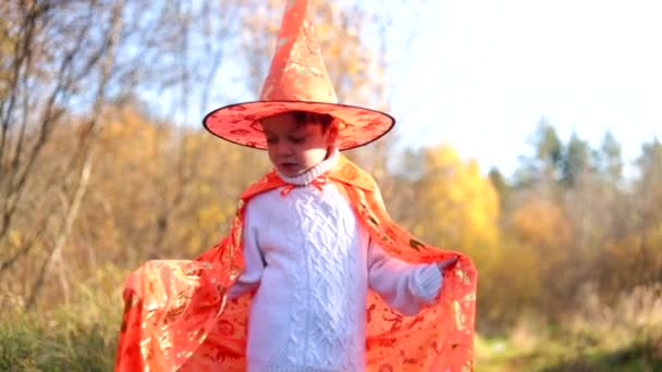 Un garçon en costume d'Halloween est au ralenti. Le sourire d'un enfant. Vacances d'Halloween. — Video