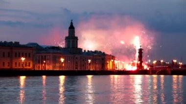 Neva 'yı selamlayın. Havai fişek gösterisi. Saint-Petersburg 'da. Akşam şehri..