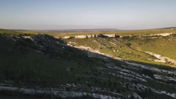 クリミアの白い岩のビデオ 半島の周りを移動します ウクライナだ 美しい山だ 山の風景4K 夏の自然 クリミアだ 四分儀のビデオだ 空中ビデオ — ストック動画