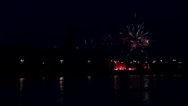Saludo sobre el Neva. Espectáculo de fuegos artificiales. San Petersburgo. Ciudad nocturna. — Vídeos de Stock