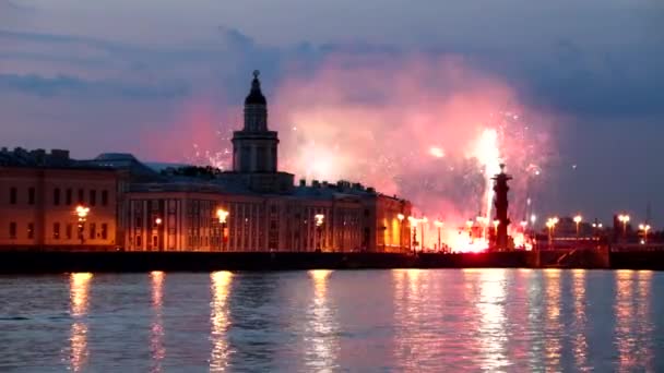 Saludo sobre el Neva. Espectáculo de fuegos artificiales. San Petersburgo. Ciudad nocturna. — Vídeo de stock