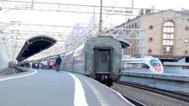 İnsanlar trenden iniyor. Yolcu taşımacılığı. Yolculuklar. Rusya, Saint Petersburg Moskovsky Tren İstasyonu 5 Nisan 2021