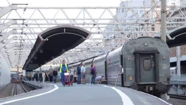 La gente scende dal treno. Trasporto di passeggeri. I viaggi. Russia, San Pietroburgo Stazione Moskovsky 5 aprile 2021 — Video Stock