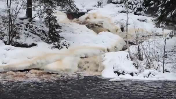 冬にはロシアの滝。冬の滝。水の流れ。自然。山の急流と水。風景 — ストック動画