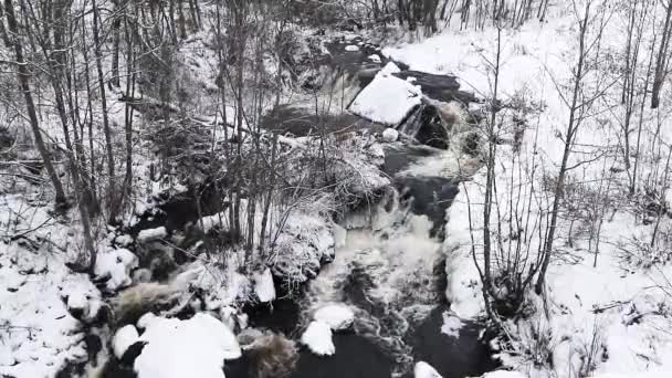 Ruskeala watervallen in de winter. Winterwaterval. De waterstroom. De natuur. Bergstroomversnellingen en water. Landschap — Stockvideo