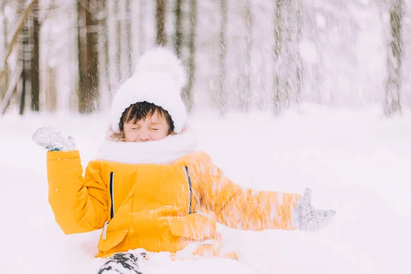 Garçon Jette Neige Dans Mode Vie Hivernal Promenades Hivernales Article — Photo