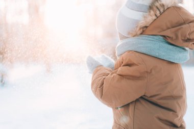 Bir çocuk kış yaşam tarzını elinden alır. Kış resmi. Kar Parkı. - Soğuk. Mutlu çocukluk