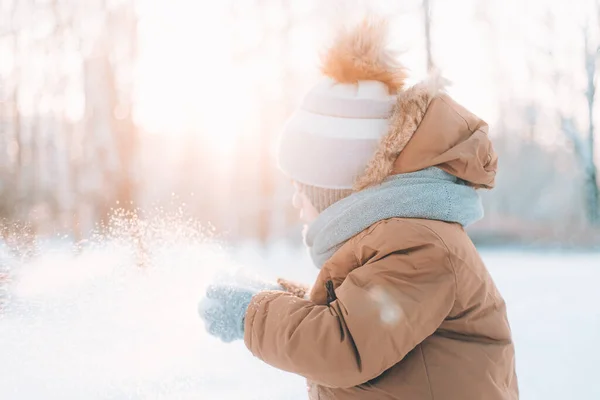 Мальчик Смывает Снег Рук Зимний Образ Жизни Зимняя Картина Снежный Лицензионные Стоковые Фото