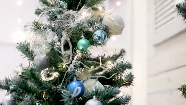 Una guirnalda centelleante en un árbol de Navidad. Un artículo sobre decoraciones navideñas. Un artículo sobre el Año Nuevo y la Navidad. Vacaciones. — Vídeo de stock