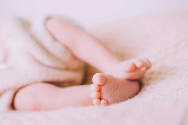 Piernas de un bebé recién nacido estilo de vida. Un niño pequeño. Un artículo sobre los recién nacidos. —  Fotos de Stock