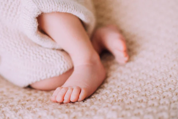 Egy újszülött életmódjának a lábai. Egy kisgyerek. Egy cikk az újszülöttekről. — Stock Fotó