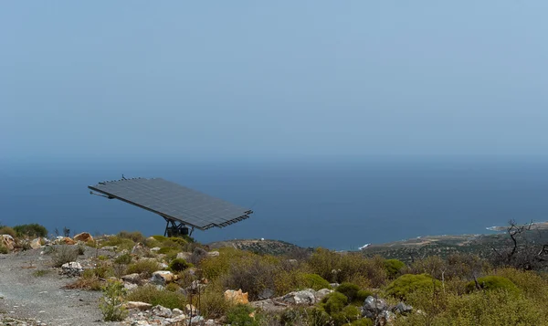 Um painel de bateria solar na montanha íngreme — Fotografia de Stock