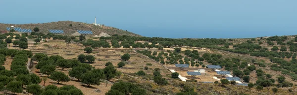 Batterie solari a Creta montagne vicino agli ulivi — Foto Stock