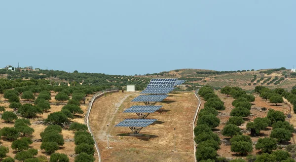 Matrix van solar batterij in olijfboomgaard — Stockfoto