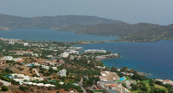 Vista de la costa de Elounda y resorts Imágenes de stock libres de derechos