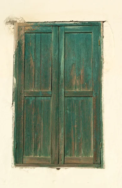 Vintage gesloten venster met luiken — Stockfoto