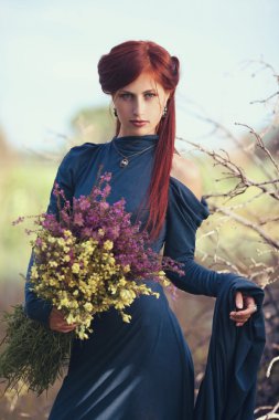 bir buket çiçegi kırmızı saçlı kız
