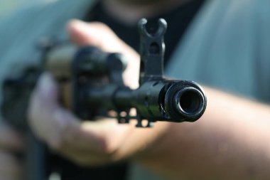 Rus hafif makineli tüfek AK-47 birinin elinde. 