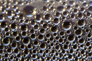 Bir kadeh şampanyada bir sürü büyük ve küçük kabarcıklar