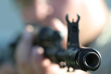 Rus hafif makineli tüfek AK-47 birinin elinde. 