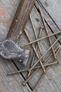 Eski paslı çekiç ve çiviler tezgahta