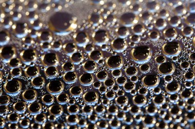 Bir kadeh şampanyada bir sürü büyük ve küçük kabarcıklar