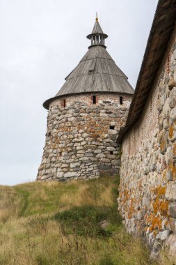 Solovky Manastırı 'nın duvarı ve kulesi