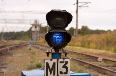 Demiryolu semaforunda mavi ışık