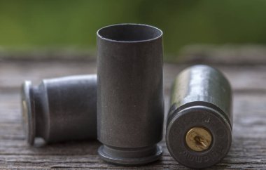 Tahta bir arka planda tabanca kolları