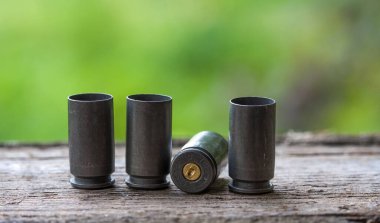 Tahta bir arka planda tabanca kolları