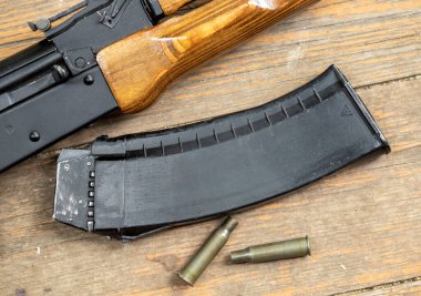 Namlusu ve mermisi olan AK-47.
