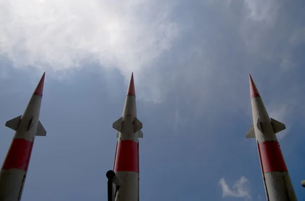 Rakete in den Himmel gerichtet Stockfoto