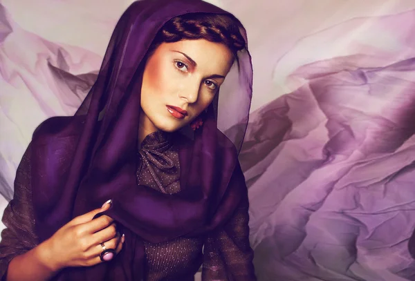 Güzel bir genç kadının portresi.