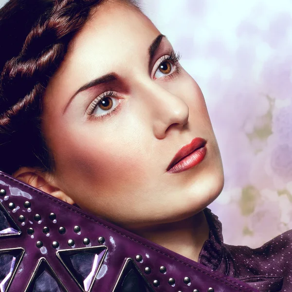 Güzel bir genç kadının portresi.