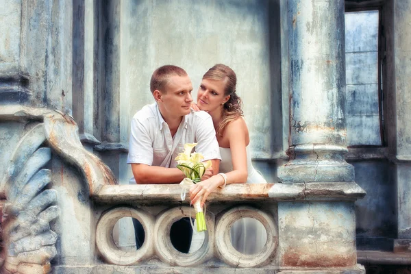 Bride and groom posing near castle — Stock Photo, Image
