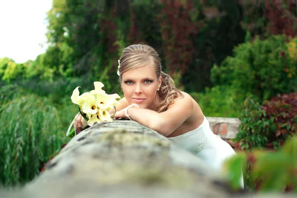 Linda noiva sorridente fechar — Fotografia de Stock