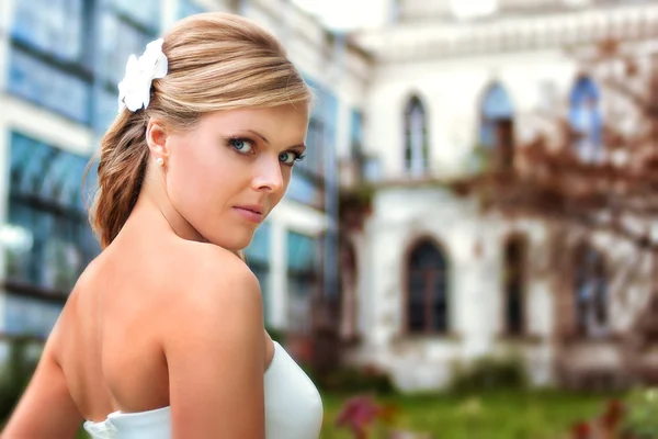 Romantic portrait of the beautiful bride — Stock Photo, Image