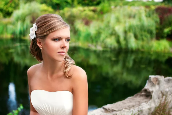 Schöne lächelnde Braut aus nächster Nähe — Stockfoto