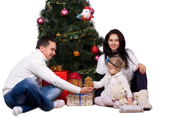 快乐的家庭与圣诞节礼物在一起玩 — 图库照片