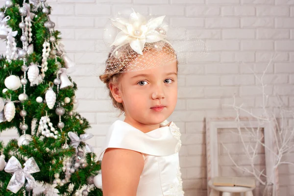 Feliz sorrindo menina com presentes — Fotografia de Stock