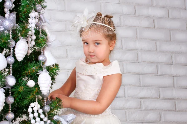 Joyeux sourire petite fille avec des cadeaux — Photo