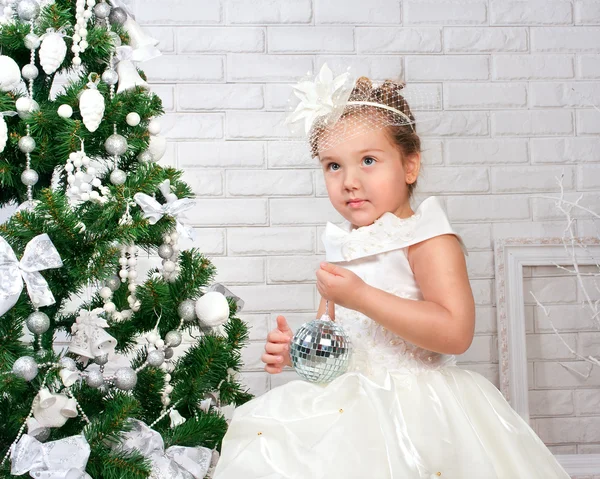 hediyelerle mutlu gülümseyen küçük kız