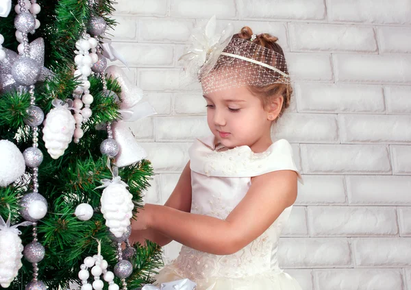 新年の木の近くのかわいい女の子 — ストック写真