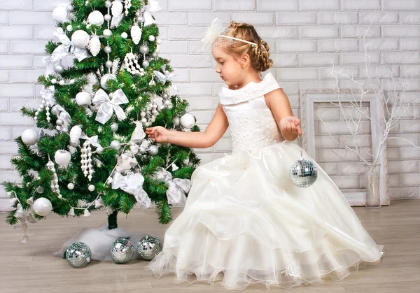 Bella bambina vicino al nuovo albero di anno — Foto Stock