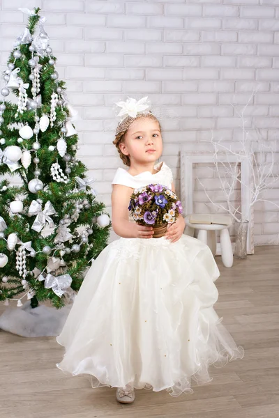 Feliz sorrindo menina com presentes — Fotografia de Stock