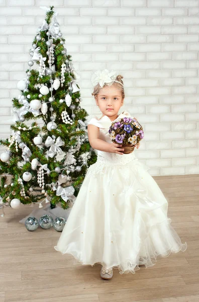 Feliz niña sonriente con regalos —  Fotos de Stock