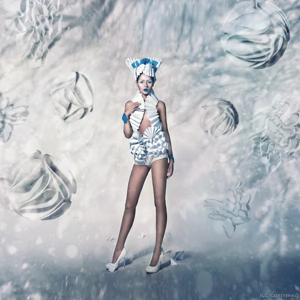 Kameraya bakarak genç güzel kadın