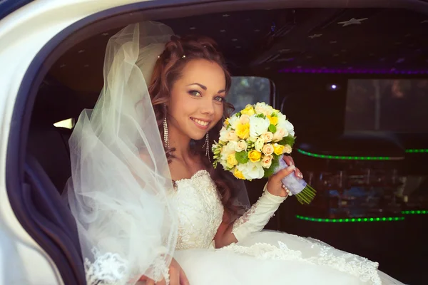 Прекрасная невеста с свадебным букетом в позе — стоковое фото