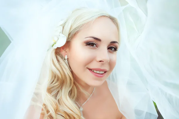 Retrato de la novia bonita mirando a la cámara — Foto de Stock